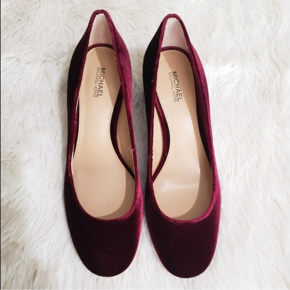 NIB MICHAEL Michael Kors Arabella Velvet Heels - Picture 3 of 5